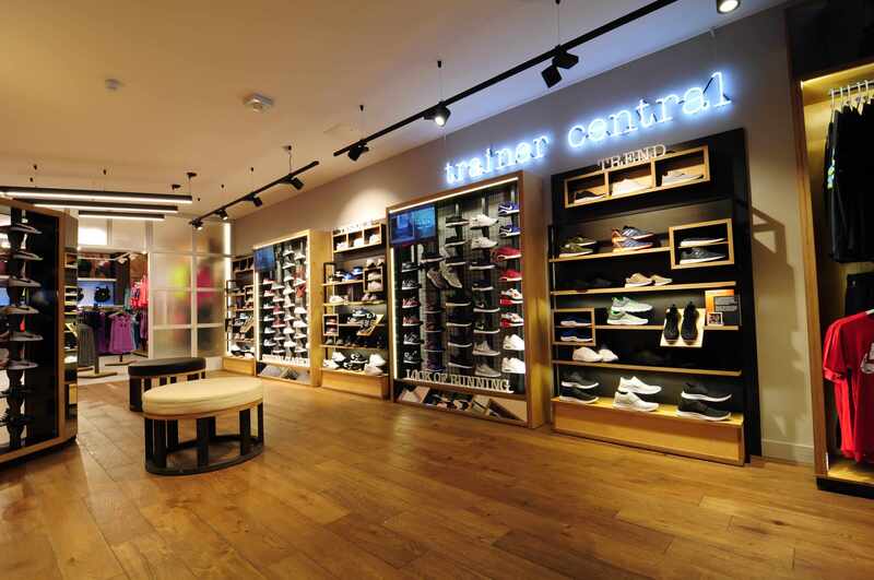 Thiết kê shop đồ thể thao màu neon thu hút sự chú ý mạnh mẽ