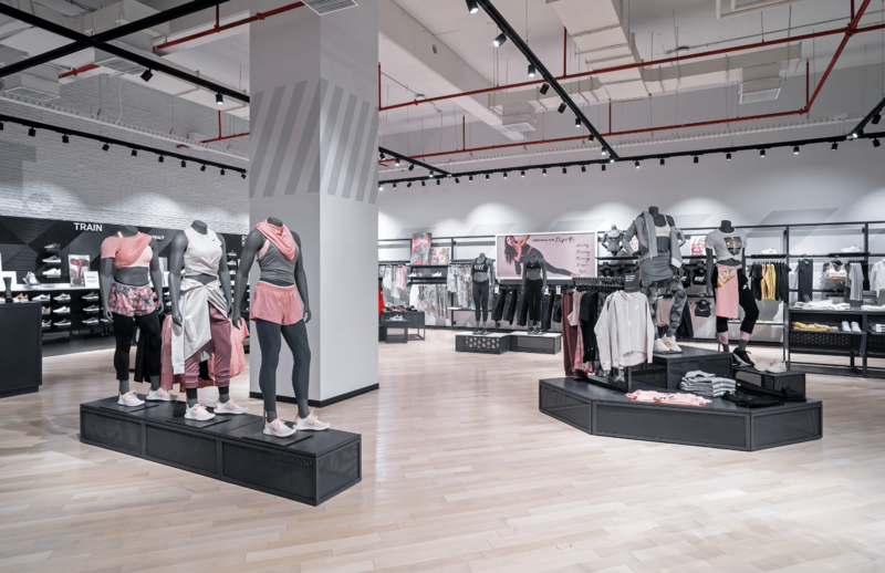 Thiết kê shop đồ thể thao theo phong cách hiện đại sử dụng gam màu trung tính làm chủ đạo