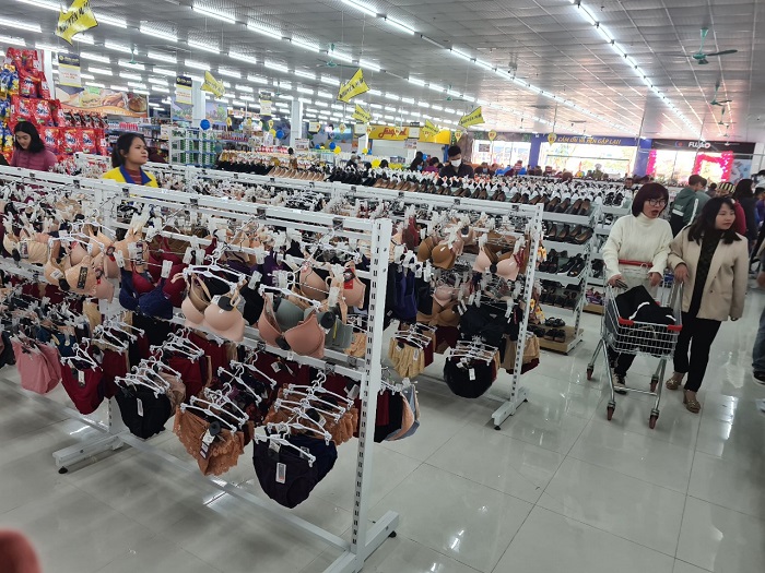 Kệ móc treo trưng bày quần áo