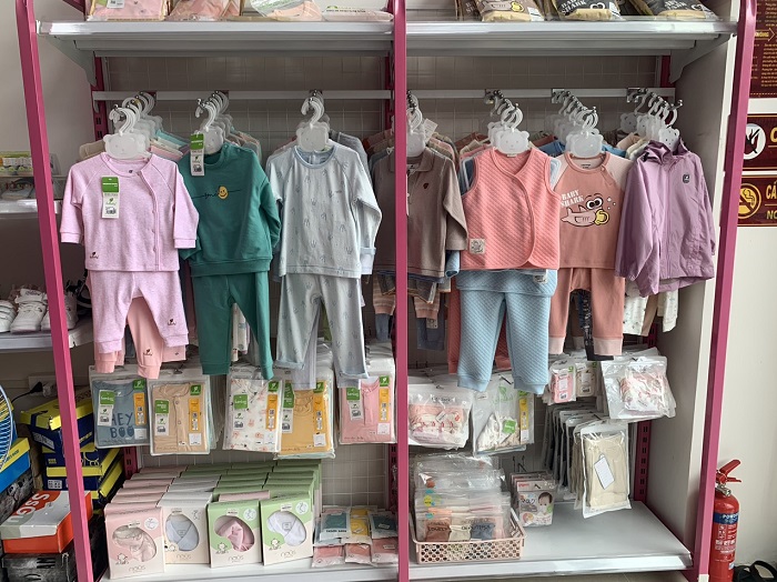Giá kệ siêu thị cho shop thời trang