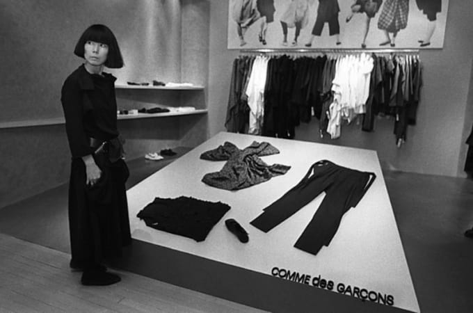 Khái niệm cửa hàng pop-up được phổ biến bởi nhãn hiệu thời trang Nhật Bản Comme des Garçons do Rei Kawakubo sáng lập nên